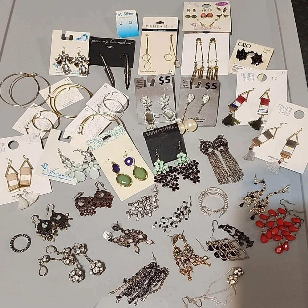 Bundle of 40 earrings